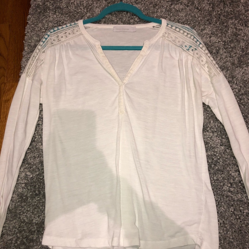 White shoulder detail tee